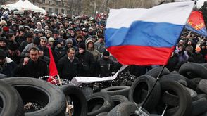 متظاهرون مؤيدون لروسيا بشرق أوكرانيا - ا ف ب