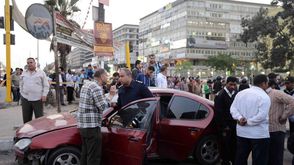مصريون يتجمعون على خلفية انفجار قنبلة في سيارة ضابط شرطة - ا ف ب