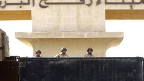 جنو مصريون يغلقون بوابة معبر رفح - ارشيفية