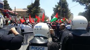 قوات الأمن الفلسطينية تتصدي لمتظاهرين - أرشيفية