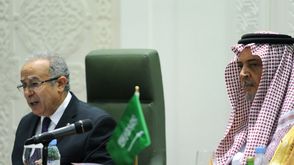 وزير الخارجية السعودي سعود الفيصل، ووزير الشؤون الخارجية الجزائري رمطان لعمامره - أ ف ب