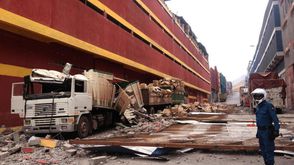 تحطم شاحنة بعد سقوط جزء من المبنى عليها أثر الزلزال الذي ضرب تشيلي - ا ف ب