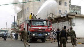 الدفاع المدني في اليمن يطفئ حرائق إثر قصف لعاصفة الحزم ـ أ ف ب