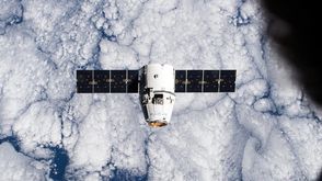 مركبة الشحن سبايس اكس دراغون لدى اقترابها من محطة الفضاء الدولية خلال مهمة في كانون الثاني/يناير 201