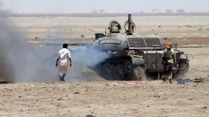 دبابة في اليمن - عاصفة الحزم - مقاتلون قبليون - أ ف ب