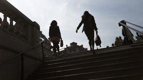 نساء يخرجن من المترو في باريس