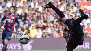 مهاجم برشلونة الارجنتيني ليونيل ميسي يسدد الكرة في اثناء مواجهة فالنسيا في ملعب كامب نو في برشلونة ف