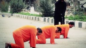 إعدام 3 أشخاص بتهمة العمالة للنظام السوري - اعدام تنظيم الدولة (1)