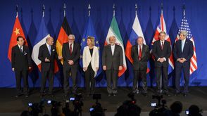 كيري وظريف والمفاوضون نهاية المفاوضات النووية مع إيران - أ ف ب
