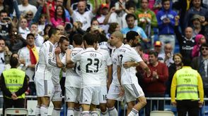 لاعبو ريال مدريد يحتفلون بالتسجيل في مرمى ايبار في مدريد في 11 نيسان/ابريل 2015