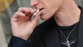 يواجه المدخنون صعوبات أكبر في الحصول على وظائف، بالمقارنة مع غير المدخنين وهم يعانون بالتالي من فترا