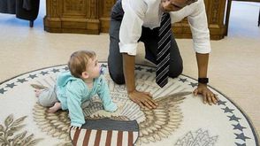 أوباما يلهو مع طفلة