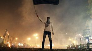 متظاهر مصري يحمل العلم في ساحة التحرير  في الاحتجاجات ضد مبارك - أ ف ب