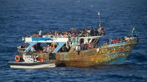 مهاجرون ولاجئون في قارب مكتظ في البحر الأبيض المتوسط - أ ف ب