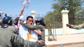 مظاهرة صحفيين في موريتانيا احتجاجا على اعتقال اثنين بشكوى من نجل الرئيس ولد عبد العزيز - عربي21