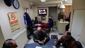 تركيا مواطنون أتراك يلعبون الورق أثناء فرز نتائج التصويت- أ ف ب