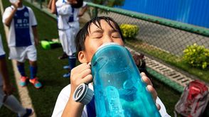 طفل يشرب ماء - جيتي