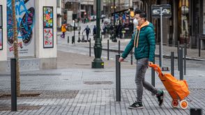 رجل يخرج للتسوق في أحد الشوارع الأوروبية- بكسلز