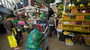 متسوقون يضعون أقنعة خوفا من الاصباة بفيروس كورونا المستجد في أحد الأسواق في ليما في الثاني من نيسان/