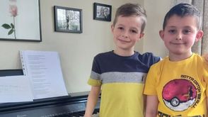 طفلان بريطانيان يجمعان مساعدات لاوكرانيا- بي بي سي