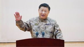 الرئيس الصيني مرتديا زيا عسكريا شي جينبينغ شينخوا