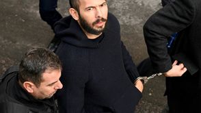 أندرو تايت يصل إلى المحكمة في العاصمة الرومانية بوخارست في الاول من شباط/فبراير 2023