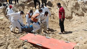 عناصر الدفاع المدني الفلسطيني خلال انتشال جثامين الشهداء من المقبرة الجماعية- إكس