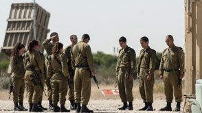 جنود إسرائيليون بجانب القبة الحديدة - ا ف ب