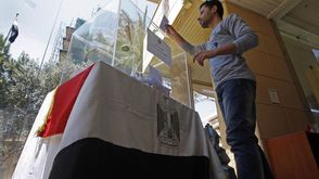 مصري يصوت بانتخابات الرئاسة المصرية بالخارج في لبنان - الأناضول