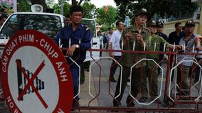 الأمن الفيتنامي يضع الحواجز أمام السفارة الصينية - ا ف ب
