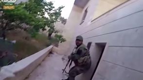 عنصر للنظام السوري تفاجأ بالمقاتلين أمام قبل قتله - يوتيوب