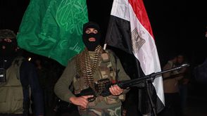 أحد جنود القسام حماس يرفع علم مصر بمظاهرة في غزة ـ ارشيفية