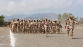 قوات يمنية تتدرب على يد السعوديين في خور مكسر شرق عدن- أ ف ب