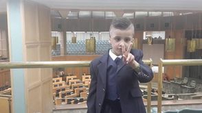 الطفل الدوابشة اثناء زيارته البرلمان الاردني