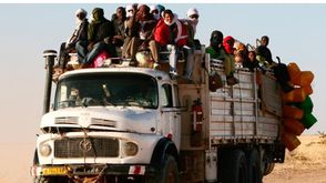 شاحنة تحمل مهاجرين على طريق الصحراء الليبية