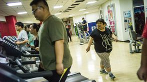 أشخاص زائدو الوزن يتدربون في مستشفى لتخفيف الوزن في تيانجين شمال الصين في 25 أيار/مايو 2015