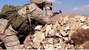 أحد مقاتلي حزب الله بالقرب من الحدود اللبنانية مع سوريا - أ ف ب