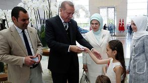 أردوغان يمنح الجنسية لعائلة الطفلة بانا- الأناضول