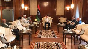 رئيس حكومة الوفاق فائز السراج مع أعضاء من القبائل والأعيان - ليبيا - المكتب الإعلام للسراج