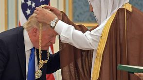 تقليد ترامب أرفع وسام في السعودية- أ ف ب