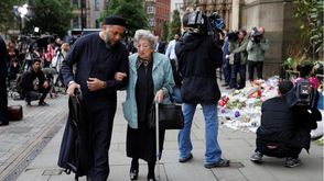 مسلم يواسي يهودية في أحداث مانشستر - اندبندنت