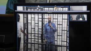 سيف الإسلام القذافي من محبسه في الزنتان - يظهر عبر الشاشة خلال جلسة محاكمة طرابلس 24-7-2014 أ ف ب