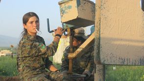مقاتلات من قوات سوريا الديمقراطية في استقبال الفارين من الرقة- التايمز