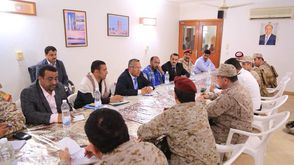 الحكومة اليمنية خلال الاجتماع بالوفد السعودي- جيتي