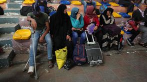 فلسطينيون بانتظار السماح لهم بالسفر عبر معبر رفح- جيتي