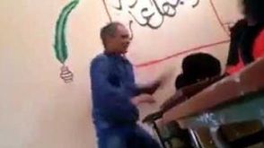 أستاذ يعنف تلميذة بالمغرب - يوتيوب