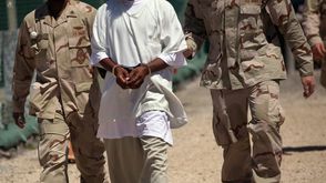 أحد معتقلي غوانتانامو خلال نقله في السجن- جيتي