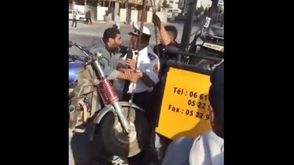 اعتداء شرطي على مواطن - يوتيوب