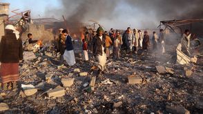 يمنيون يتفقدون الأضرار الناجمة عن الغارات الجوية في مدينة صعدة - جيتي