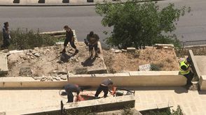 عمال تابعون للاحتلال ينبشون مقابر لعوائل مقدسية قبالة باب الرحمة